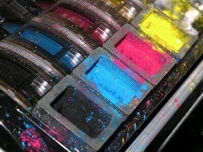 Cartucce di toner colorate viste dall’alto